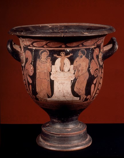 *CRATERA EN FORMA DE CALIZ (NACIMIENTO DE ELENA)
NAPOLES, MUSEO ARQUEOLOGICO NACIONAL
ITALIA