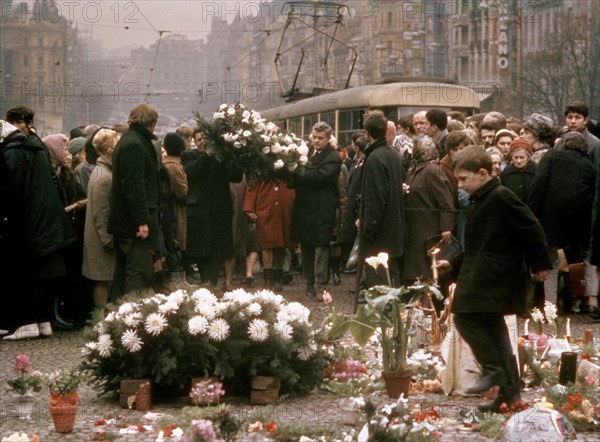 Foule sur la tombe de Jan Palach à Prague