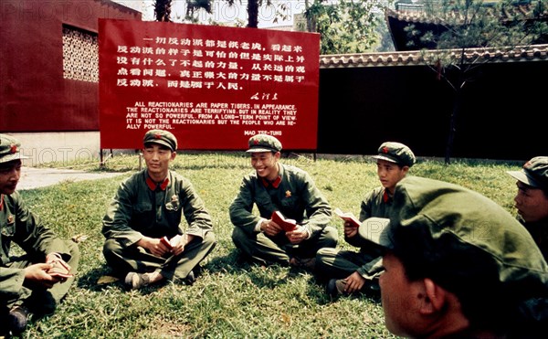 *SOLDADOS ANTE UN CARTEL PROPAGANDISTICO LEYENDO A MAO
NACION, EXTERIOR
CHINA