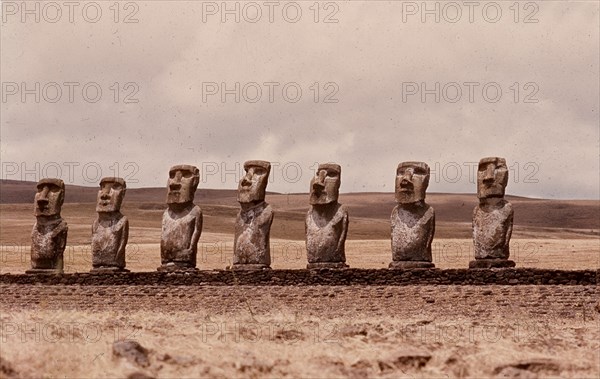*COLOSOS EN FILA
ISLA DE PASCUA, EXTERIOR
CHILE
This image is not downloadable. Contact us for the high res.