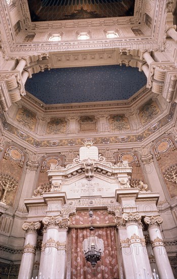 *INTERIOR
ROMA, SINAGOGA HEBREA
ITALIA

This image is not downloadable. Contact us for the high res.