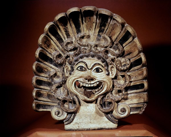 *MUSEO-MASCARA GORGONICA DE VELO EN TERRACOTA PINTADA
ROMA, VILLA JULIA
ITALIA
