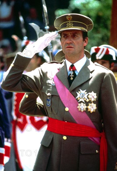 Salut de Juan Carlos en tant que maréchal de l'armée