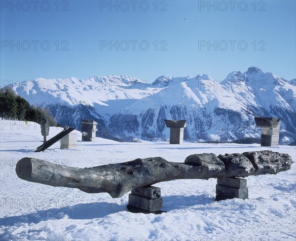 SCHNABEL JULIAN 1951-
ESCULTURAS-EN ANTIGUA PISTA PATINAJE FRENTE HOTEL CHANTARELA
SAN MORITZ, EXTERIOR
FRANCIA