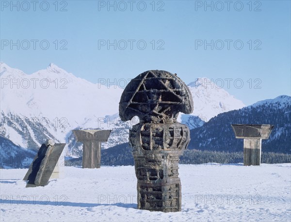 SCHNABEL JULIAN 1951-
ESCULTURAS-EN ANTIGUA PISTA PATINAJE FRENTE HOTEL CHANTARELA
SAN MORITZ, EXTERIOR
FRANCIA