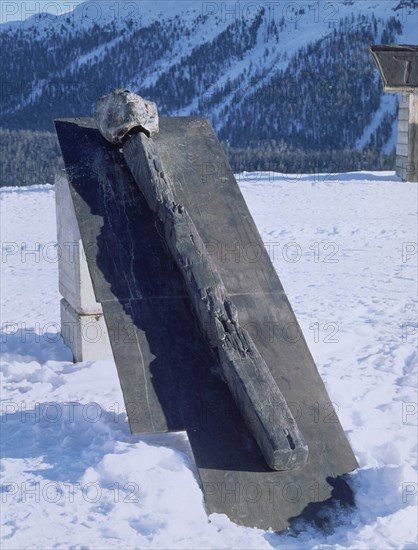 SCHNABEL JULIAN 1951-
ESCULTURA-EN ANTIGUA PISTA PATINAJE FRENTE HOTEL CHANTARELLA
SAN MORITZ, EXTERIOR
FRANCIA