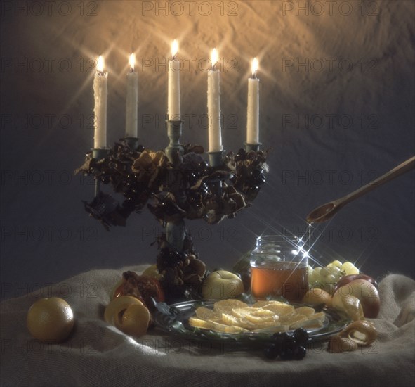 BODEGON DE FRUTAS Y MIEL CON CANDELABRO