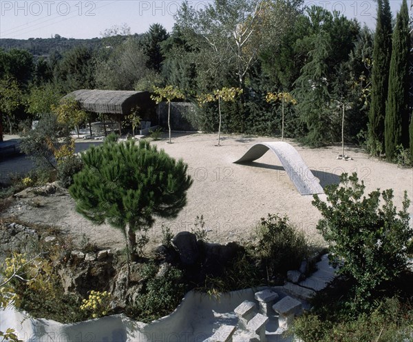 MORAL JUAN
OBRA DE LITOESPACIO EN JARDIN
TORRELODONES, COLECCION JUAN MORAL(CASA)
MADRID