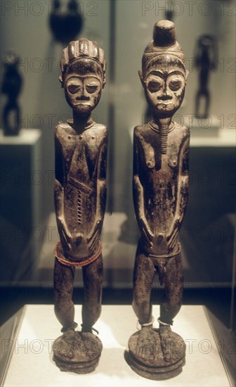 PAREJA DE ANTEPASADOS-COSTA DE MARFIL-TRIBU BAULE-MADERA-
NUEVA YORK, MUSEO METROPOLITANO
EEUU