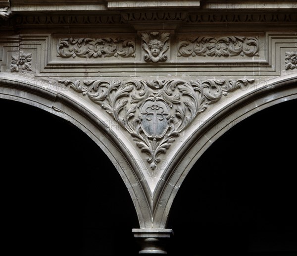 INTERIOR-PATIO-DECORAC Y ESCUDO ENTRE UNION DE ARCO Y ARCO
LORCA, PALACIO GUEVARA
MURCIA