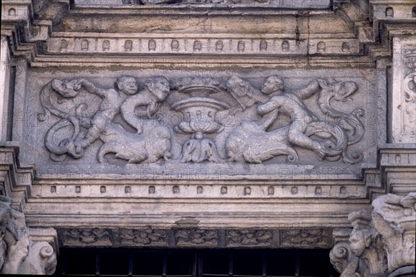 PORTADA-FRISO SOBRE EL VENTANAL-JARRA CON HIDRAS Y PUTTIS
VITORIA, PALACIO DE ESCORIAZA-ESQUIVEL
ALAVA
This image is not downloadable. Contact us for the high res.
