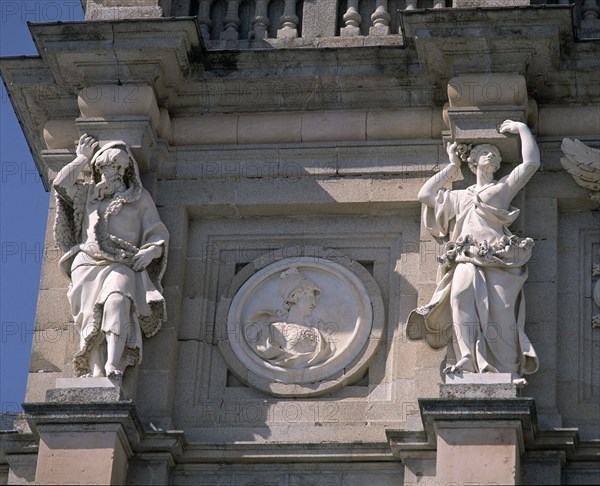 SACHETTI GIOVANNI BATTISTA
EXTERIOR-FACHADA PRINC-DET SUP.2 CARIATIDES SUJETAN ENTABLAMENTO
LA GRANJA, PALACIO REAL-EDIFICIO
SEGOVIA