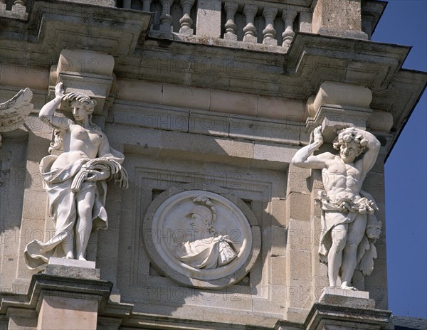 SACHETTI GIOVANNI BATTISTA
EXTERIOR-FACHADA PRINC-DET SUP.2 CARIATIDES SUJETAN ENTABLAMENTO
LA GRANJA, PALACIO REAL-EDIFICIO
SEGOVIA