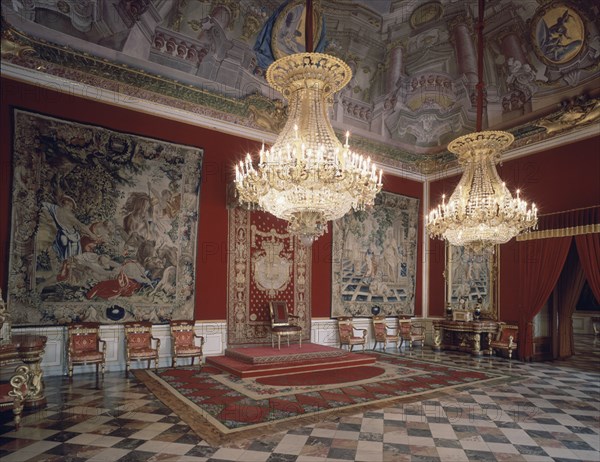 INTERIOR-PLANTA 2ª-SALA 9ª-SALON DEL TRONO-LAMPARAS Y TAPICES
LA GRANJA, PALACIO REAL
SEGOVIA
