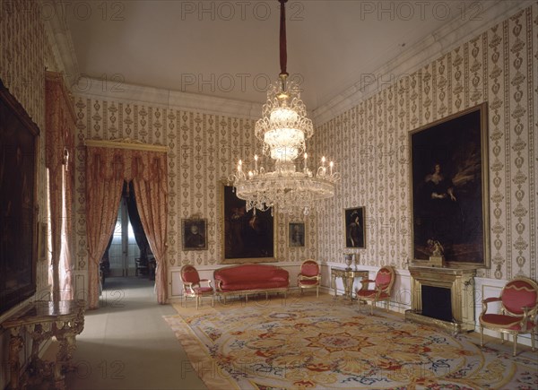 INTERIOR-CAMARA OFICIAL-LAMPARA DE LA GRANJA Y MOBILIARIO FRANCES
RIOFRIO, PALACIO REAL
SEGOVIA