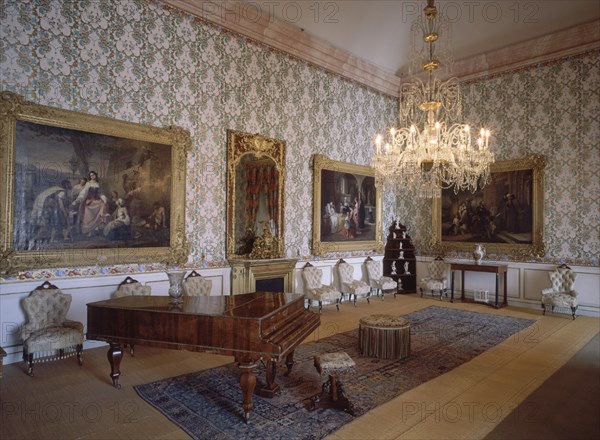 INTERIOR-SALA DE MUSICA-PIANO DE COLA DE ALFONSO XII
RIOFRIO, PALACIO REAL
SEGOVIA