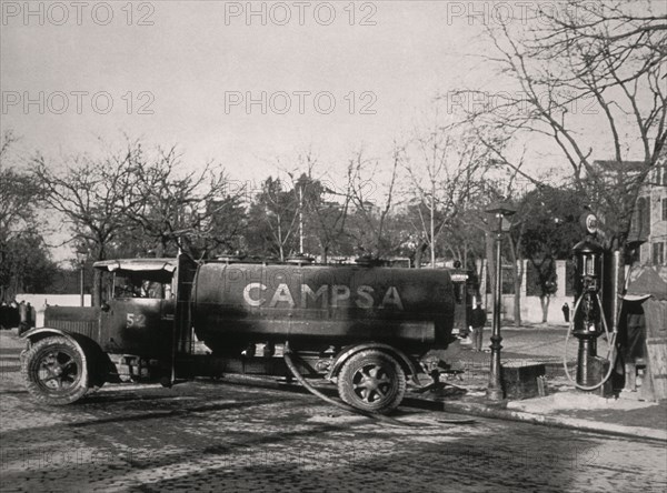 REVISTA B/N-CAMION CISTERNA SUMINISTRA GASOLINA-PLZA COLON-1928