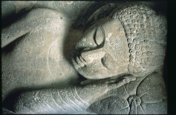 ESCULTURA DE BUDA YACENTE EN LA CUEVA Nº 19
ELLORA, TEMPLO RUPESTRE
INDIA