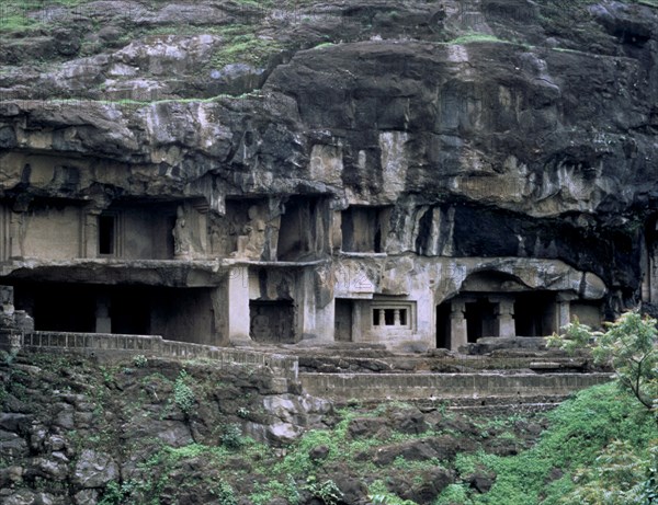 EXTERIOR-VISTA PARCIAL DE LAS CUEVAS TALLADAS EN LA ROCA
ELLORA, TEMPLO RUPESTRE
INDIA