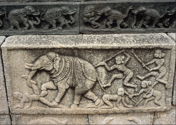 BAJORELIEVES DEL PALACIO-HOMBRES COMBATIENDO ELEFANTES-S XV
HAMPI(KARNA, PALACIO REAL
INDIA