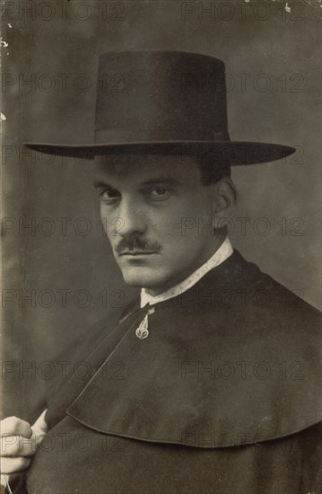 FOTOGRAFIA-JULIO ROMERO DE TORRES CON CAPA ESPAÑOLA Y SOMBRERO CORDOBES
CORDOBA, MUSEO BELLAS ARTES
CORDOBA