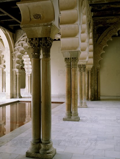 GALERIA-ARCOS MIXTILINEOS Y COLUMNAS CON CAPITELES EN ALABASTRO
ZARAGOZA, ALJAFERIA-CORTES ARAGON
ZARAGOZA