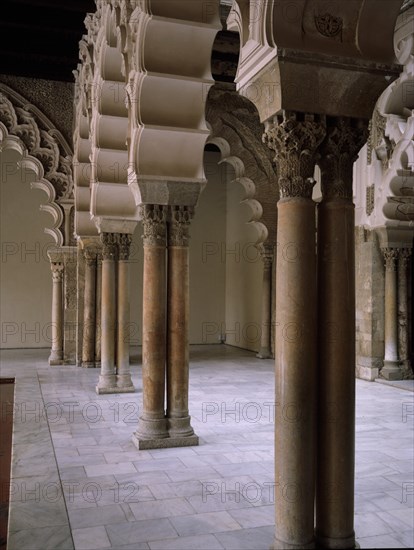 GALERIA-ARCOS MIXTILINEOS Y COLUMNAS CON CAPITELES DE ALABASTRO
ZARAGOZA, ALJAFERIA-CORTES ARAGON
ZARAGOZA