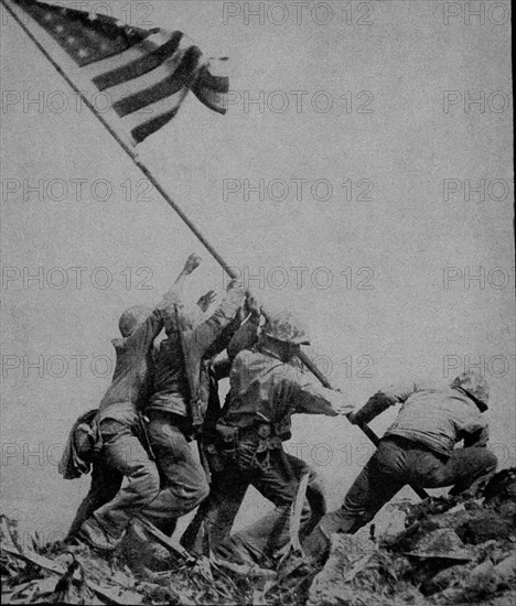 II GUERRA MUNDIAL-INFANTES PONEN BANDERA DE USA EN IWO JIMA EN EL PACIFICO.(FEB-MAR/1945)