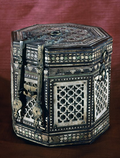 ARQUETA ARABE DE MARQUETERIA OCTOGONAL
MADRID, INSTITUTO VALENCIA DE DON JUAN
MADRID