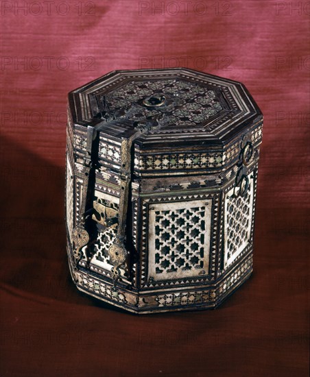 ARQUETA ARABE DE MARQUETERIA OCTOGONAL
MADRID, INSTITUTO VALENCIA DE DON JUAN
MADRID