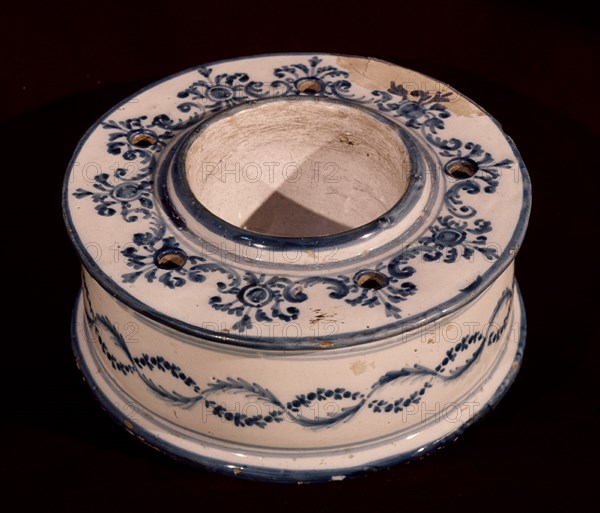 TINTERO DECORADO CON FLORES Y VIDRIADO
TALAVERA, MUSEO RUIZ DE LUNA
TOLEDO