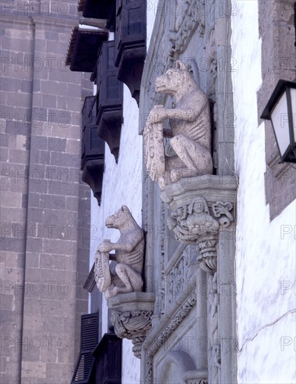 DETALLE FACHADA - CAPITEL CON FIGURA ANIMAL PORTANDO UN ESCUDO- SXVI- ESTILO COLONIAL CANARIO
PALMAS LAS, MUSEO CASA COLON
GRAN CANARIA