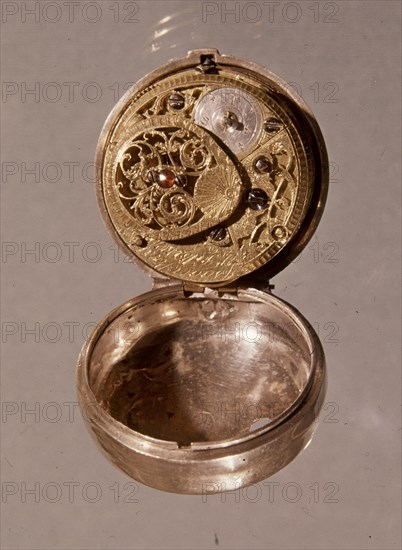 SORET
MECANISMO DE RELOJ DIMINUTO FIRMADO POR ISAAC SORET ET FILS (GINEBRA 1673-1760) CON RUBI ANTI-ROCE
MADRID, COLECCION PARTICULAR
MADRID