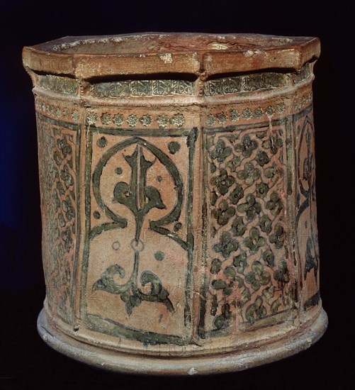 BROCAL DE POZO SEVILLANO-BARRO COCIDO Y CUERDA SECA-OCTOGONAL-S XI-AL-ANDALUS
MADRID, MUSEO ARQUEOLOGICO NACIONAL
MADRID