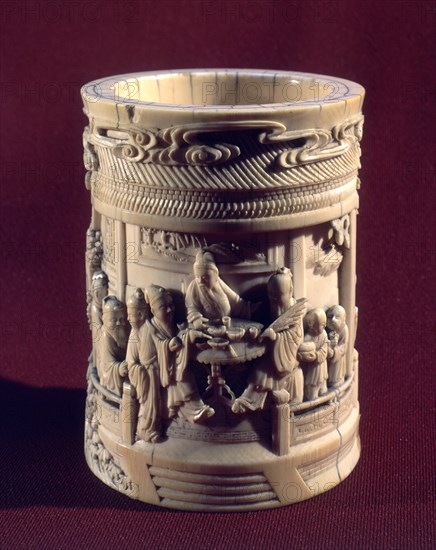 BOTE PARA PINCELES(DIN TS'ING-EMP K'ANG-HUI)-ERUDITOS EN PABELLON
ESTOCOLMO, MUSEO REAL ARTE CHINO
SUECIA