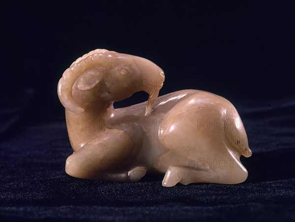 CABRA DE JADE GRIS EN REPOSO-DINASTIA SONG 960/1279 ALT 55 MM,LARG 75
ESTOCOLMO, MUSEO REAL ARTE CHINO
SUECIA