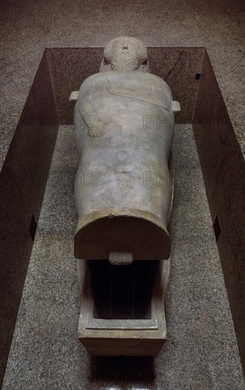 SARCOFAGO MASCULINO  EN ALABASTRO  ENCONTRADO EN 1887-HACIA 400 AC- S V A.C.
CADIZ, MUSEO ARQUEOLOGICO Y BB ARTES
CADIZ