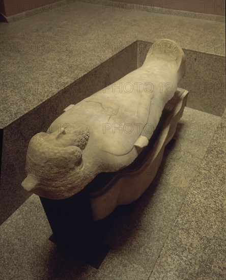 SARCOFAGO MASCULINO EN ALABABASTO  ENCONTRADO EN 1887-HACIA 400 AC-  S V A.C. ARTE FENICIO
CADIZ, MUSEO ARQUEOLOGICO Y BB ARTES
CADIZ
