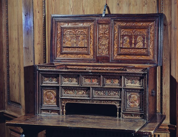 ESCRITORIO EN MADERA DE NOGAL Y BOJ-1540-TRABAJO NORDESTE ESPAÑA-
MADRID, BANCO EXTERIOR
MADRID