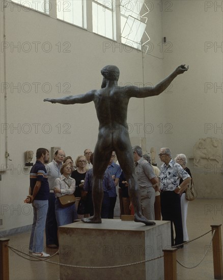 VISITANTES ADMIRANDO EL POSEIDON
ATENAS, MUSEO NACIONAL ESCULTURA
GRECIA
