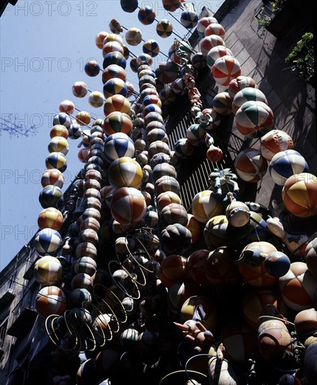 GLOBOS DE COLORES DELANTE DE UNA FACHADA
LERIDA, EXTERIOR
LERIDA

This image is not downloadable. Contact us for the high res.