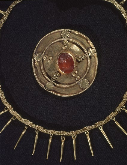 COLLAR ILEGERTE EN ORO Y CAMAFEO CON FIGIE ROMANA-PROC DE LA PEDRERA-DETALLE(CONJ Nº 75299)
LERIDA, MUSEO ARQUEOLOGICO
LERIDA