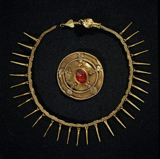 COLLAR ILERGETE EN ORO Y CAMAFEO CON EFIGIE ROMANA EN ORO, PROCEDE DE LA PEDRERA
LERIDA, MUSEO ARQUEOLOGICO
LERIDA