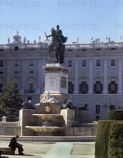 Statue équestre de Philippe IV sur la place d'Orient