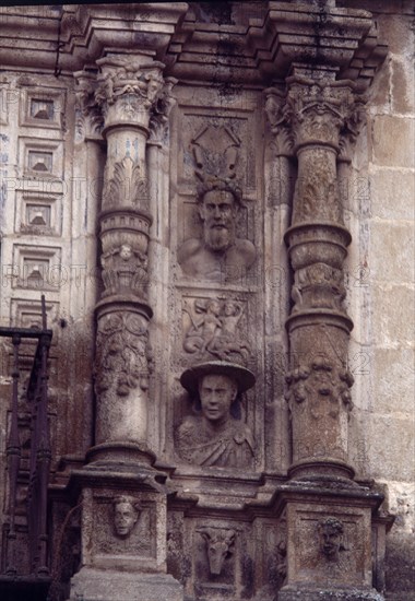 EXTERIOR-BUSTOS-HERNANDO Y FRANCISCA PIZARRO EN BALCON ESQUINA
TRUJILLO, PALACIO DEL MARQUES DE CONQUISTA
CACERES