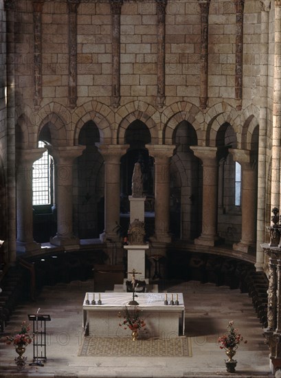 INTERIOR DE LA IGLESIA - ALTAR Y GIROLA DE PLANTA CIRCULAR- S XIII
OSERA, MONASTERIO
ORENSE

This image is not downloadable. Contact us for the high res.