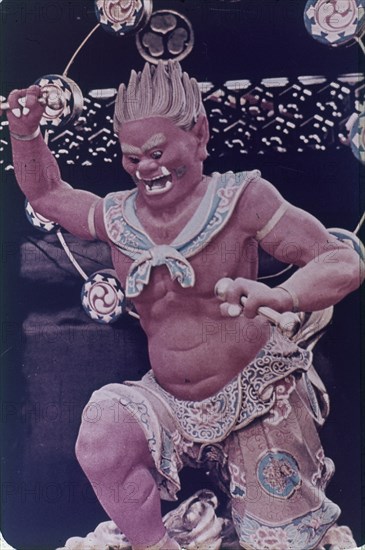 ESTATUA DEL DIOS DEL TRUENO
NIKKO, EXTERIOR
JAPON