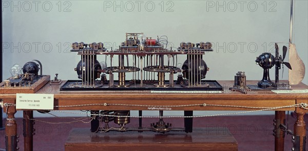 TORRES QUEVEDO LEONARDO 1852/1936
TELEKINO O TORPEDO-AUTOMOVIL DIRIGIDO POR HONDAS HERTZIANAS - 1901
TORRELAVEGA, MUSEO
CANTABRIA
