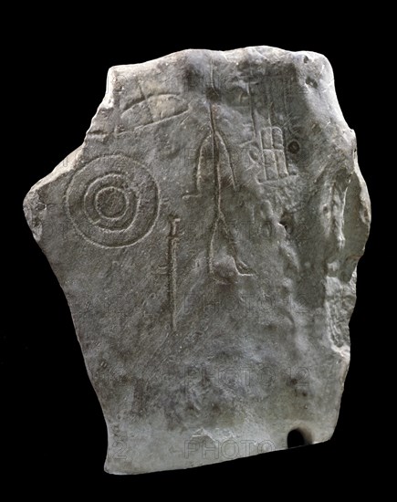 ESTELA FUNERARIA DE CARMONA- EDAD DE LOS METALES- II MILENARIO MUESTRA LAS ARMAS DEL GUERRERO
SEVILLA, MUSEO ARQUEOLOGICO
SEVILLA