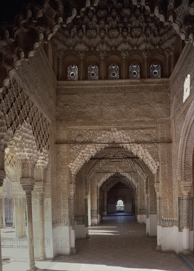 VISTA DE LA SALA-TRAMOS RECTANGULARES CUBIERTOS POR MOCARABES-ARQUITECTURA NAZARI-S XIV
GRANADA, ALHAMBRA-SALA DE LOS REYES
GRANADA
